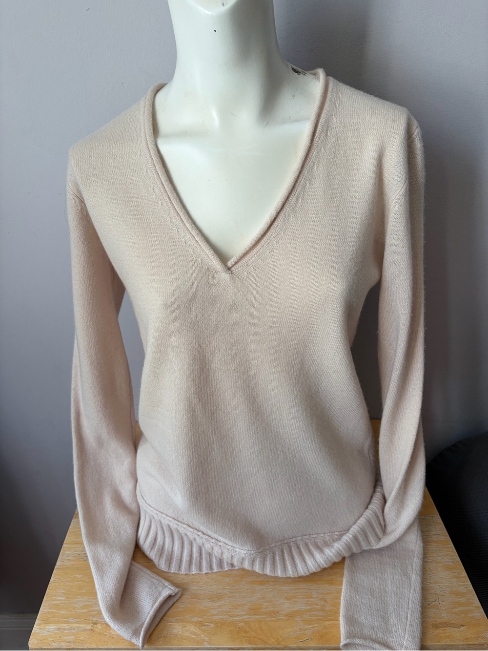 Inhabit 100% Cashmere V-Neck Cream Sweater